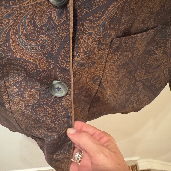Donna Karan Vintage Paisley Blazer with Pockets. 100% silk.
Beautiful piece. 🤎 - Picture 5 of 11